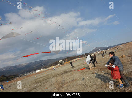 Rikuzentakada, Giappone. 9 Mar 2014. Persone volano di treni di aquiloni, inviando le loro preghiere per le vittime della catastrofe nazionale in Rikuzentakada, nella prefettura di Iwate, domenica 9 marzo, 2014, sul alla vigilia del terzo anniversario del grande oriente giappone terremoto. Rikuzentakada è uno dei più colpiti delle comunità lungo il Giappone del nord-est costa del Pacifico hanno devastato dalla grandezza 9.0 del terremoto e del conseguente tsunami. Credito: Natsuki Sakai/AFLO/Alamy Live News Foto Stock