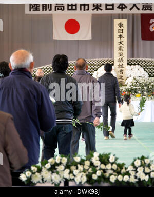 Rikuzentakada, Giappone. 9 Mar 2014. Un memoriale di servizio per la catastrofe nazionale è tenuto in Rikuzentakada, nella prefettura di Iwate, domenica 9 marzo, 2014, sul alla vigilia del terzo anniversario del grande oriente giappone terremoto. Rikuzentakada è uno dei più colpiti delle comunità lungo il Giappone del nord-est costa del Pacifico hanno devastato dalla grandezza 9.0 del terremoto e del conseguente tsunami. Credito: Natsuki Sakai/AFLO/Alamy Live News Foto Stock