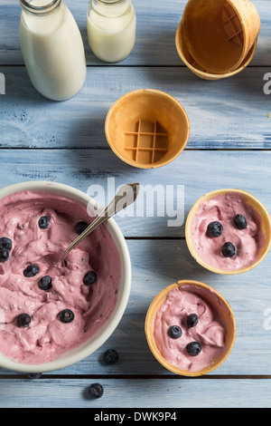 Preparare in casa mirtillo gelato Foto Stock