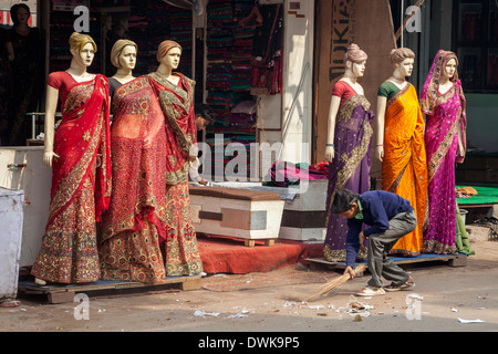 Agra, India. Scena di strada, Kinari Bazar Area. Manichini Sarees di modellazione Foto Stock