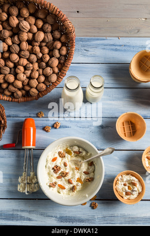 La preparazione di dadi fatti in casa il gelato Foto Stock