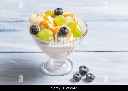 Vista dettagliata del gelato di frutta con frutta Foto Stock