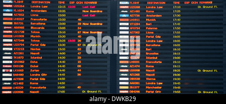 Scheda di volo in aeroporto di Venezia, il 22 novembre 2014 a Venezia, Italia Foto Stock