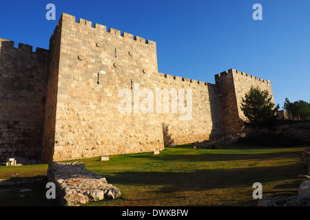 Le mura della Città Vecchia di Gerusalemme vicino alla Porta di Jaffa lungo Hativat Etsyoni St Foto Stock