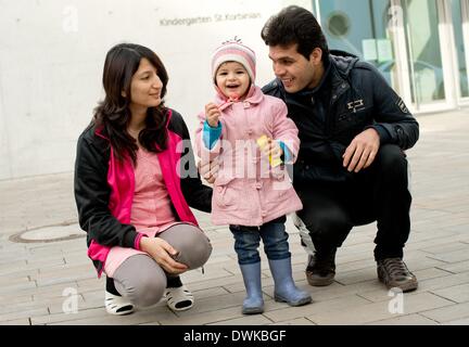 Monaco di Baviera, Germania. 02Mar, 2014. Obaidulla A. (R) gioca con sua figlia Oraag e sua moglie Rabia in una sala della parrocchia San Korbinian a Monaco di Baviera, Germania, 02 marzo 2014. Famiglie di afgani sono attualmente in attesa per una procedura di asilo in Germania in due parrocchie di Monaco di Baviera. Foto: Sven Hoppe/dpa/Alamy Live News Foto Stock