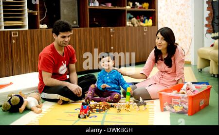 Monaco di Baviera, Germania. 02Mar, 2014. Obaidulla A. (L) gioca con la sua figlia Oraag e sua moglie Rabia in una sala della parrocchia San Korbinian a Monaco di Baviera, Germania, 02 marzo 2014. Famiglie di afgani sono attualmente in attesa per una procedura di asilo in Germania in due parrocchie di Monaco di Baviera. Foto: Sven Hoppe/dpa/Alamy Live News Foto Stock