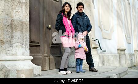 Monaco di Baviera, Germania. 02Mar, 2014. Obaidulla A. (R) sorge accanto a sua figlia Oraag e sua moglie Rabia in una sala della parrocchia San Korbinian a Monaco di Baviera, Germania, 02 marzo 2014. Famiglie di afgani sono attualmente in attesa per una procedura di asilo in Germania in due parrocchie di Monaco di Baviera. Foto: Sven Hoppe/dpa/Alamy Live News Foto Stock