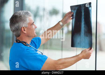 Senior moderno medico di contenimento del paziente x-ray Foto Stock