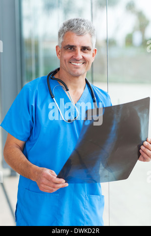 Bello il medico ospedaliero di contenimento del paziente x-ray Foto Stock