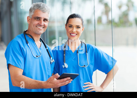 Due medici utilizzando tablet pc in ospedale Foto Stock