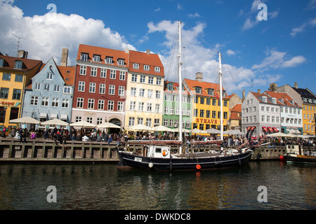 Barche di linea un canale nel quartiere alla moda di Nyhavn area di Copenaghen Foto Stock