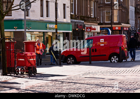 Royal Mail postino ha parcheggiato il furgone posta lungo la strada laterale per raccogliere le lettere da caselle di posta di Dundee, Regno Unito Foto Stock