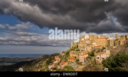 Il villaggio di montagna di Speloncato nella regione della Balagne del nord della Corsica Foto Stock