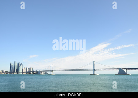 GwangAn grande ponte e Marine City in HaeUnDae in Corea Foto Stock