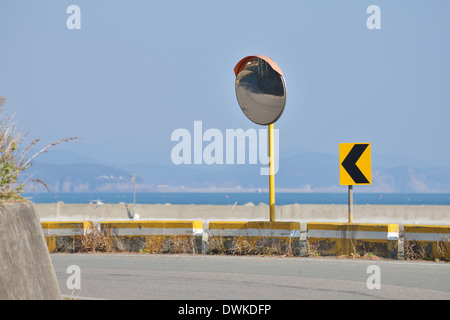 Convesso specchio stradale Foto stock - Alamy