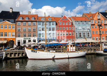 Imbarcazione attraccata nello storico quartiere di Nyhavn di Copenaghen Foto Stock