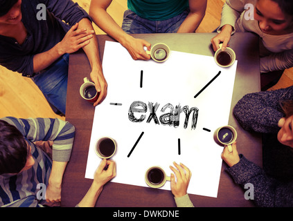 Studente seduto intorno a dire pagina Exam Foto Stock