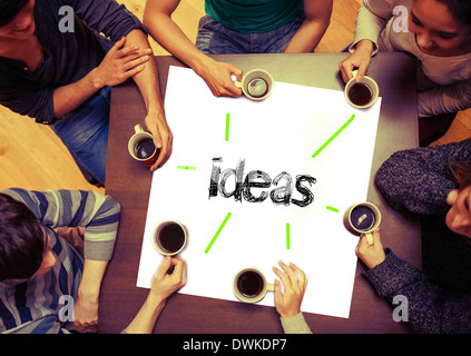 Studente seduto intorno a pagina dire idee Foto Stock