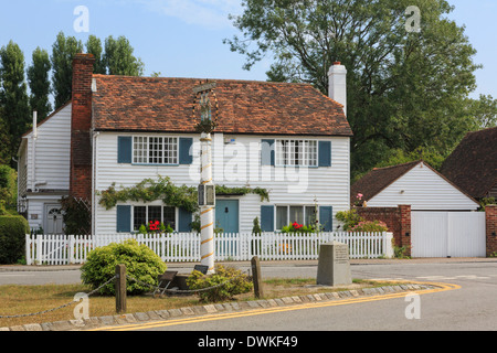 Wealden village segno e Kentish Bianchi infissi in legno cottage in Biddenden, Kent, Inghilterra, Regno Unito, Gran Bretagna Foto Stock