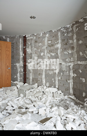 Styrofoam isolamento cucciolate il suolo in una camera all'interno di una chiesa abbandonata. Raccolta Cappella della Bibbia, Oakville, Ontario, Canada. Foto Stock