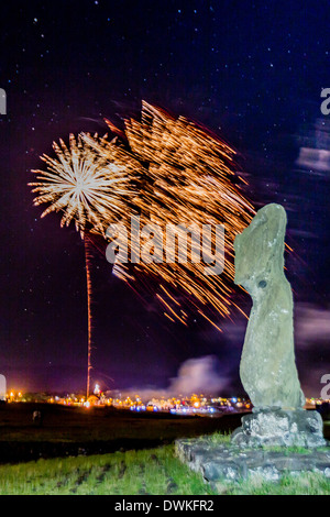 Fuochi d'artificio anello nel nuovo anno dalla cittadina di Hanga Roa sull'Isola di Pasqua (Isla de Pascua) (Rapa Nui), sito UNESCO, Cile Foto Stock