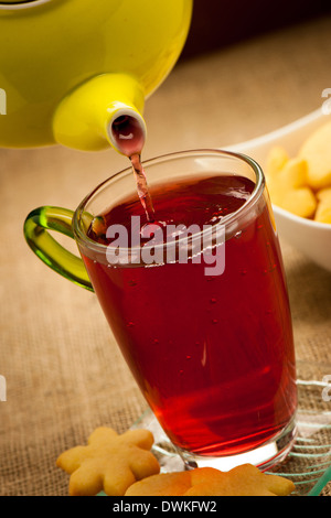 Teiera e tazza da tè arangement su un tavolo Foto Stock