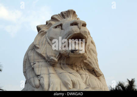 Antica statua di Lion in sfondo cielo al memoriale della Victoria Gate, Kolkata, India. Foto Stock