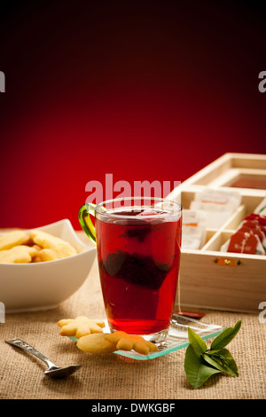 Teiera e tazza da tè arangement su un tavolo Foto Stock