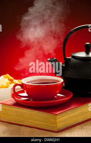 Teiera e tazza da tè arangement su un tavolo Foto Stock