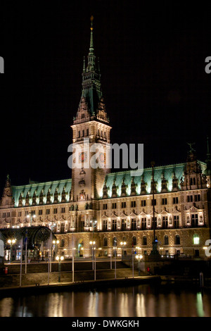 Il Rathaus (municipio) della Germania del nord città-stato di Amburgo di notte. Foto Stock