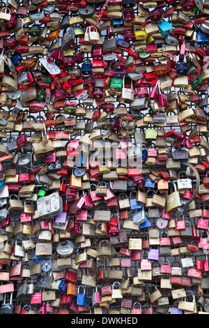 Amore i lucchetti sul ponte di Hohenzollern, Colonia, Renania settentrionale-Vestfalia, Germania, Europa Foto Stock