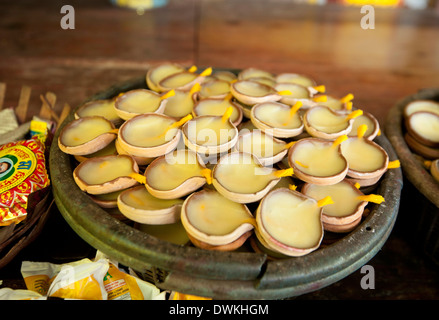 Olio e stoppino di cotone diya (puja lampade) in piatti di terracotta, al tempio Bhubaneshwari, Nilachal Hill, Guwahati, Assam, India Foto Stock