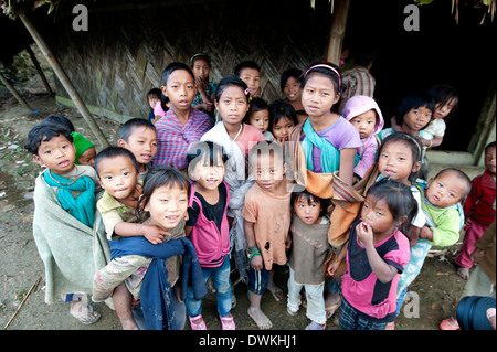 Naga i bambini della tribù Konyak, Longhwa village, Nagaland, India, Asia Foto Stock