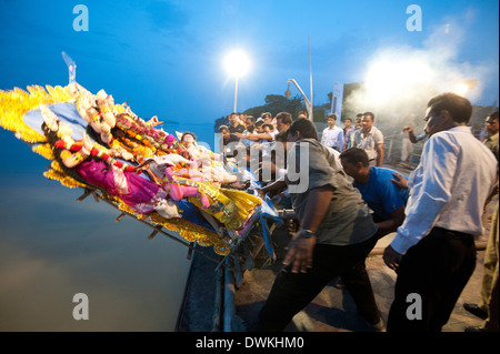 Durga puja divinità, fatta dal fiume fango al Brahmaputra riverbank annuali per immersione indù cerimonia, Guwahati, Assam, India Foto Stock