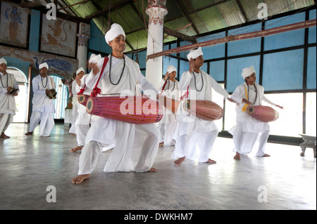 Gayan Bayan (musicisti e cantanti) per prestazioni da monaci Indù in Uttar Kamalabari monastero indù, Majuli Island, India Foto Stock