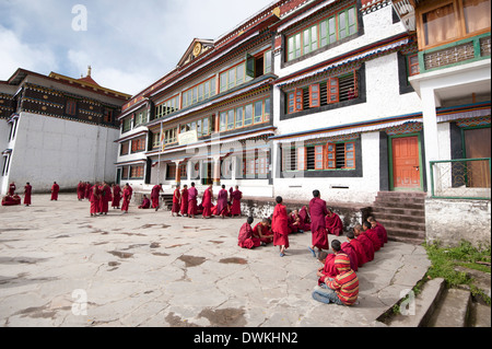 I monaci buddisti raccolta nella parte anteriore di Tawang monastero buddista, il più grande in India, Arunachal Pradesh, India, Asia Foto Stock