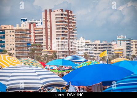 Ombrelloni in spiaggia di Gandia, Spagna Foto Stock