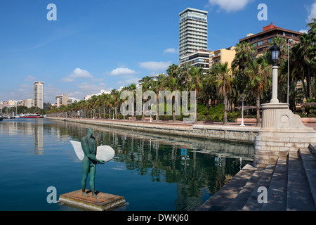 Il lungomare di la Explanada de España nel Mediterraneo Porto di Alicante in Costa Blanca regione della Spagna. Foto Stock