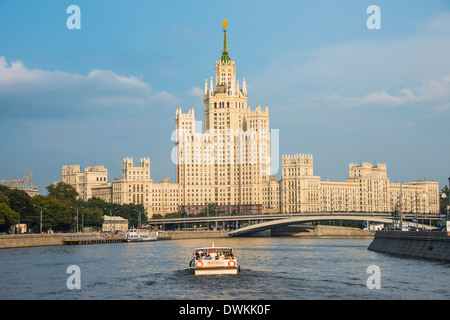 Crociera fluviale lungo il fiume Moskva (fiume di Mosca) nella parte anteriore di una delle torri di Stalin a Mosca, Russia, Europa Foto Stock