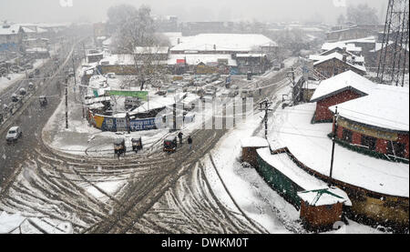 Srinagar, Indiano Kashmir amministrato. 10 marzo, 2014 Un arieal vista della neve proseguendo sulla seconda giornata, la capitale estiva di Indiano Kashmir amministrato, India. Valle del Kashmir martedì è stato tagliato fuori dal resto dell'India a causa di neve pesante caduta.( foto di sofi suhail /Alamy Live News) Foto Stock