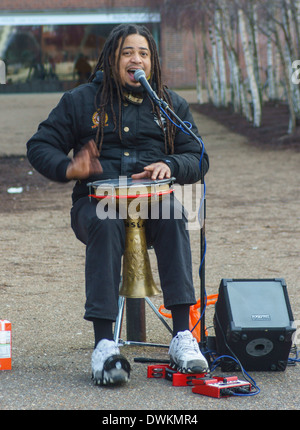 Busker suonare il tamburo a Londra Foto Stock