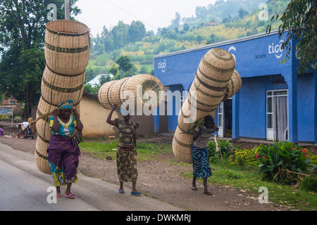 Le donne che trasportano cesti gigante, Ruanda, Africa Foto Stock