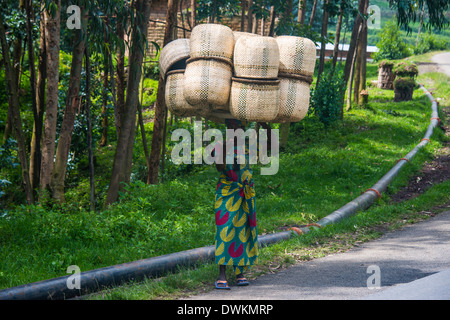 Donna che trasportano cesti gigante, Ruanda, Africa Foto Stock
