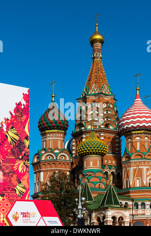 Torcia supporto relè per Sochi Olimpiadi Invernali 2014, con cupole a cipolla della Cattedrale di San Basilio al di là, Piazza Rossa di Mosca, Russia Foto Stock