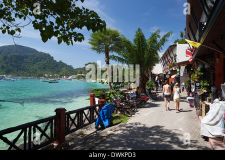 Phi Phi Don village e Ton Sai Bay, Koh Phi Phi Island, provincia di Krabi, Thailandia, Sud-est asiatico, in Asia Foto Stock