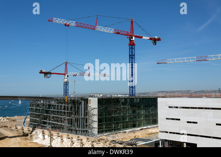 Gru su un grande sito di costruzione Foto Stock