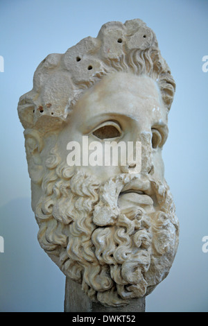 La Grecia, Atene, Archeologia museo Nazionale,testa colossale di una statua di Zeus. Marmo. Trovato in Aigeira. Secondo halh pf 2° C. BC. Foto Stock