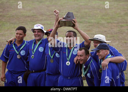 Bogor, West Java, Indonesia. 9 Mar 2014. Ex Inghilterra un giorno capitano internazionale HOLLIOAKE ADAM ha portato la sua squadra a vincere le leggende V Java Tour dopo la sconfitta di Australia, guidato dall'ex capitano australiano Graham Yallop, da tre wickets presso la Taman Olahraga Pancawati International di Bogor, West Java, domenica. Inghilterra fecero 59 corre non fuori, mentre in Australia ha segnato 55 scorre con tre wickets nel gran finale di quattro facciate exhibition torneo, organizzato per raccogliere fondi per i giovani lo sviluppo di cricket in Indonesia. © Afriadi Hikmal/ZUMAPRESS.com/Alamy Live News Foto Stock