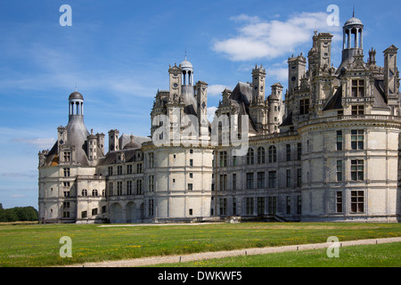 Chateau de Chambord dal fiume Cosson nella Valle della Loira in Francia Foto Stock