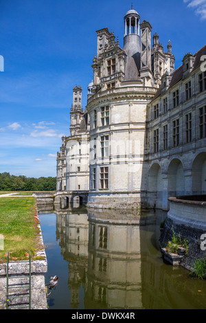 Chateau de Chambord dal fiume Cosson nella Valle della Loira in Francia Foto Stock